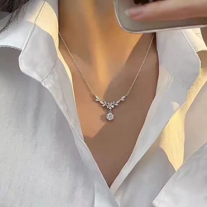 🔥Kupite jedan, dobijte jedan gratis🔥💞Moderna i elegantna ženska srebrna ogrlica s dijamantima i cvijećem.