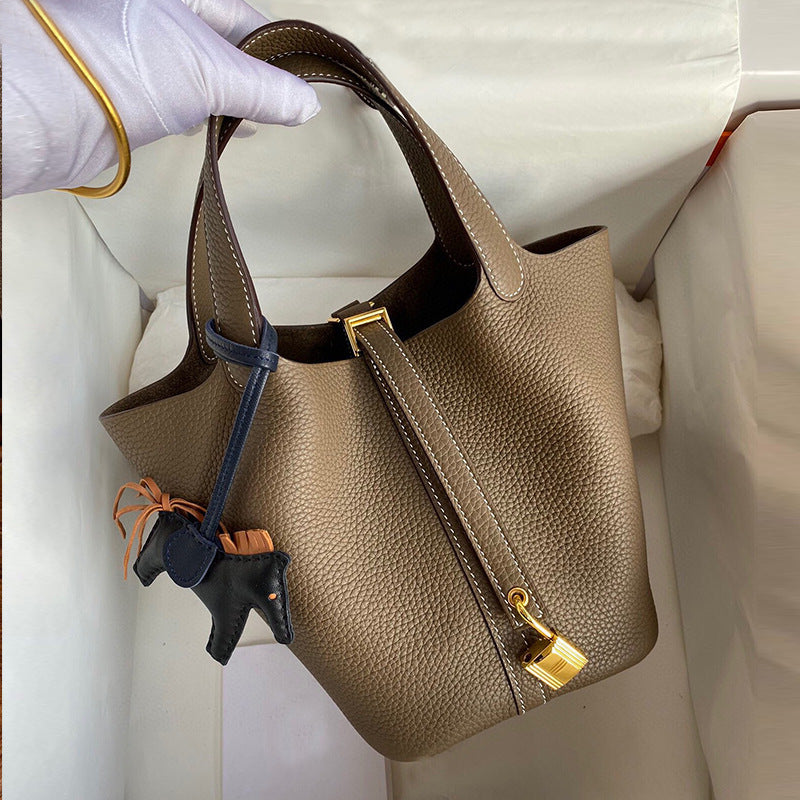 👜 Torba od prave kože sa zateznom vezicom i mini patentnim zatvaračem.