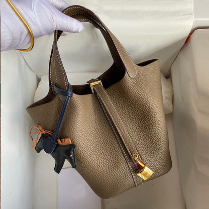 👜 Torba od prave kože sa zateznom vezicom i mini patentnim zatvaračem.