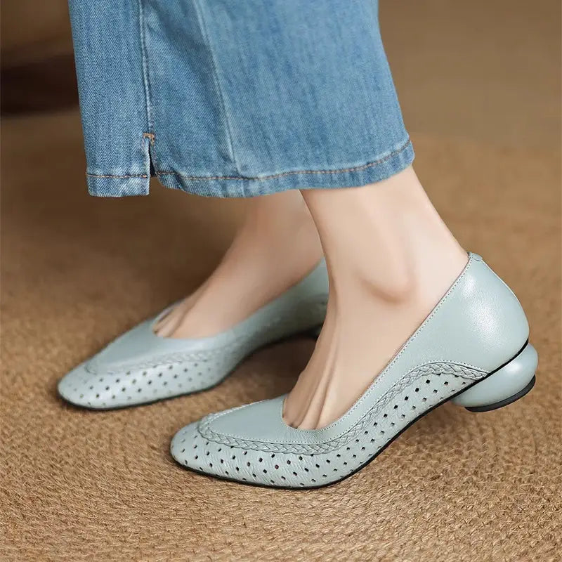 👡 cipele s debelim potpeticama i mekim potplatima, francuskog stila, s prozračnim izrezima