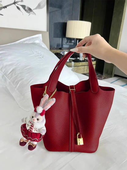 👜 Torba od prave kože sa zateznom vezicom i mini patentnim zatvaračem.