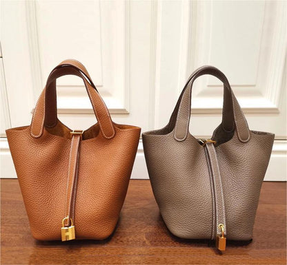 👜 Torba od prave kože sa zateznom vezicom i mini patentnim zatvaračem.