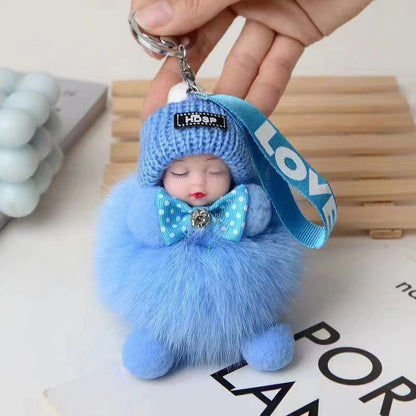 😴🧸🚗Kupte 3 a dostanete 3 zdarma🔥Přívěsek na auto ve tvaru spící panenky, kreslený přívěsek na klíče s motivem plyšové hračky.